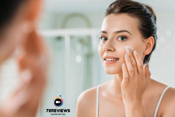 Bôi kem dưỡng ẩm ban đêm trước khi đi ngủ