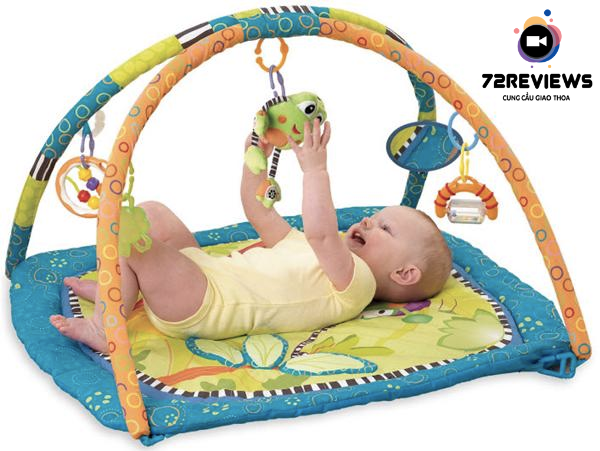 Các bé sơ sinh thích đồ chơi treo