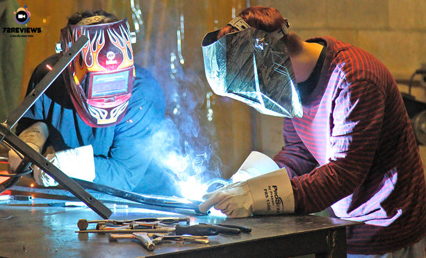 Công việc chính của họ là cắt, hàn kim loại