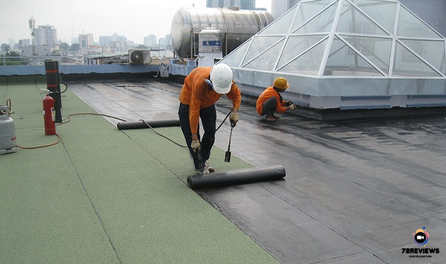 Hình ảnh những người thợ đang thực hiện chống thấm