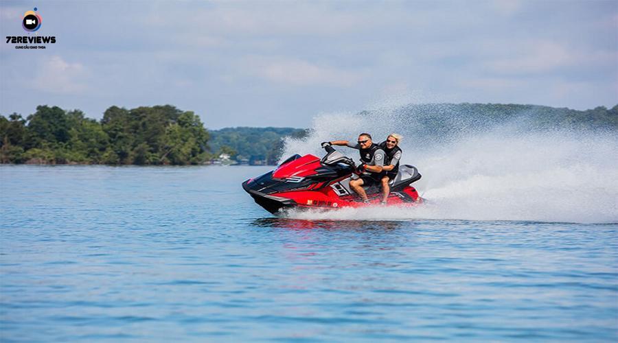 Lái moto nước cho người tham gia những trải nghiệm thú vị
