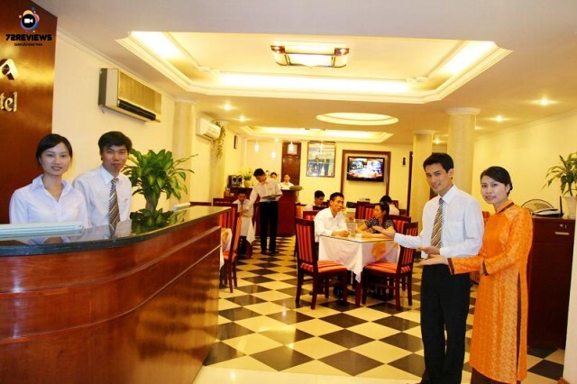 Lễ tân là công việc tiếp đón khách hàng