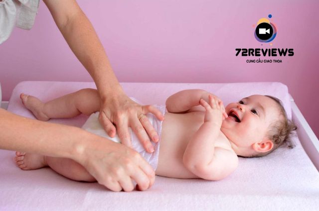 Mẹ nên chọn tã bỉm và đồ dùng vệ sinh có kích cỡ phù hợp với cân nặng của bé.