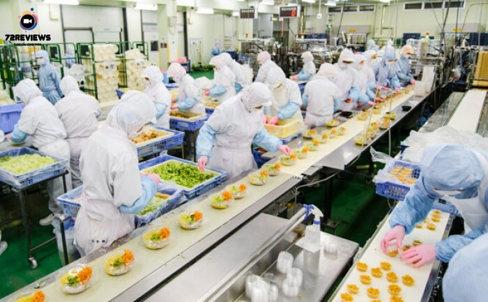 Nhân viên đang đóng gói thực phẩm qua chế biến