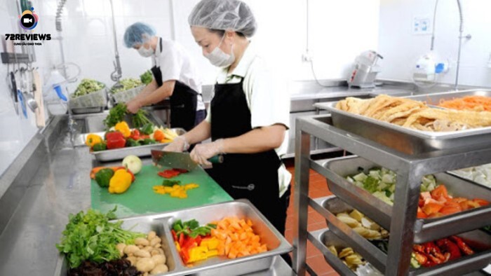 Nhân viên đang chế biến rau củ