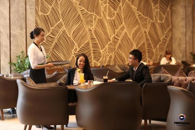 Phục vụ bàn cũng là một công việc có mức lương khá tốt